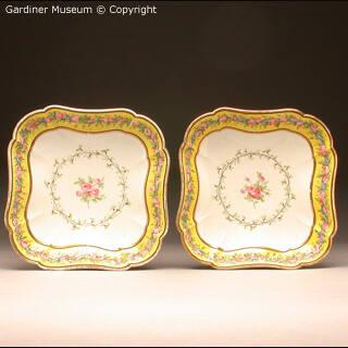 Pair of fruit dishes (compotiers carrés)