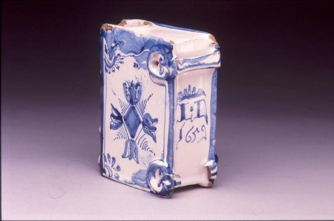 Hand warmer in the form of a prayer book