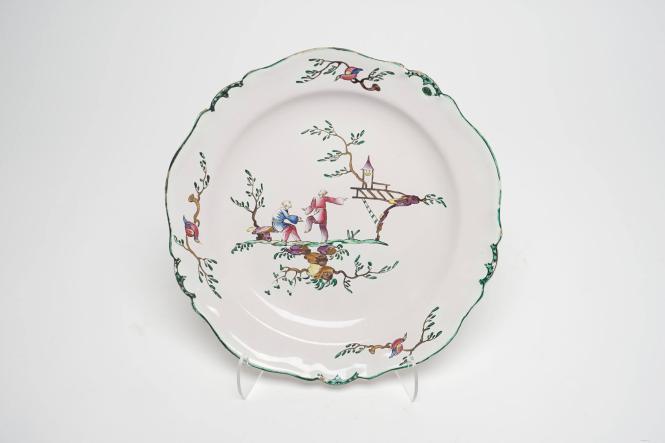 Lobed Round Plate with Chinoiserie