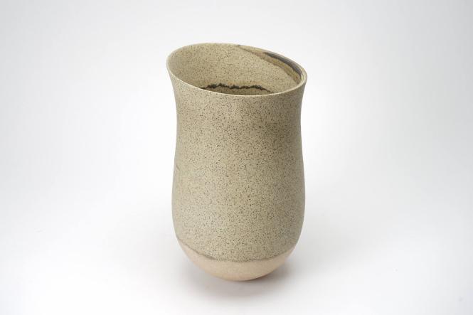 Shale pot, burnt traces, tilted rim, sand base