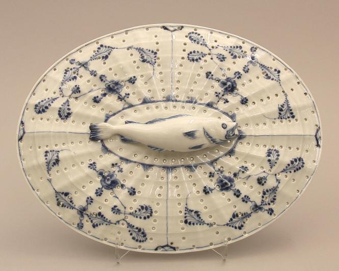 Fish strainer with Meissen's 'Zwiebelmuster' pattern