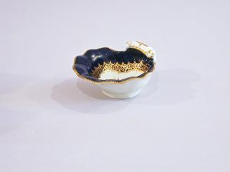 Shell-shaped dish